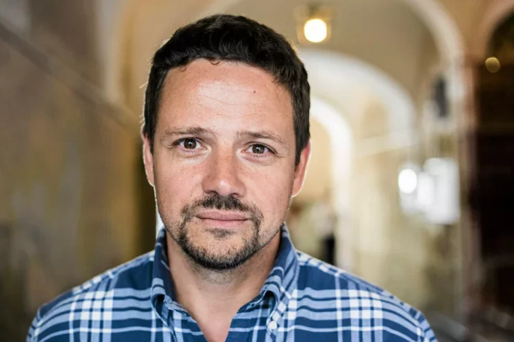 Prezydent Warszawy Rafał Trzaskowski umożliwił schronienie się przed deszczem osobom, które chciały skorzystać z rządowej akcji szczepień w majówkę. Prezydent Warszawy Rafał Trzaskowski umożliwił schronienie się przed deszczem osobom, które chciały skorzystać z rządowej akcji szczepień w majówkę.