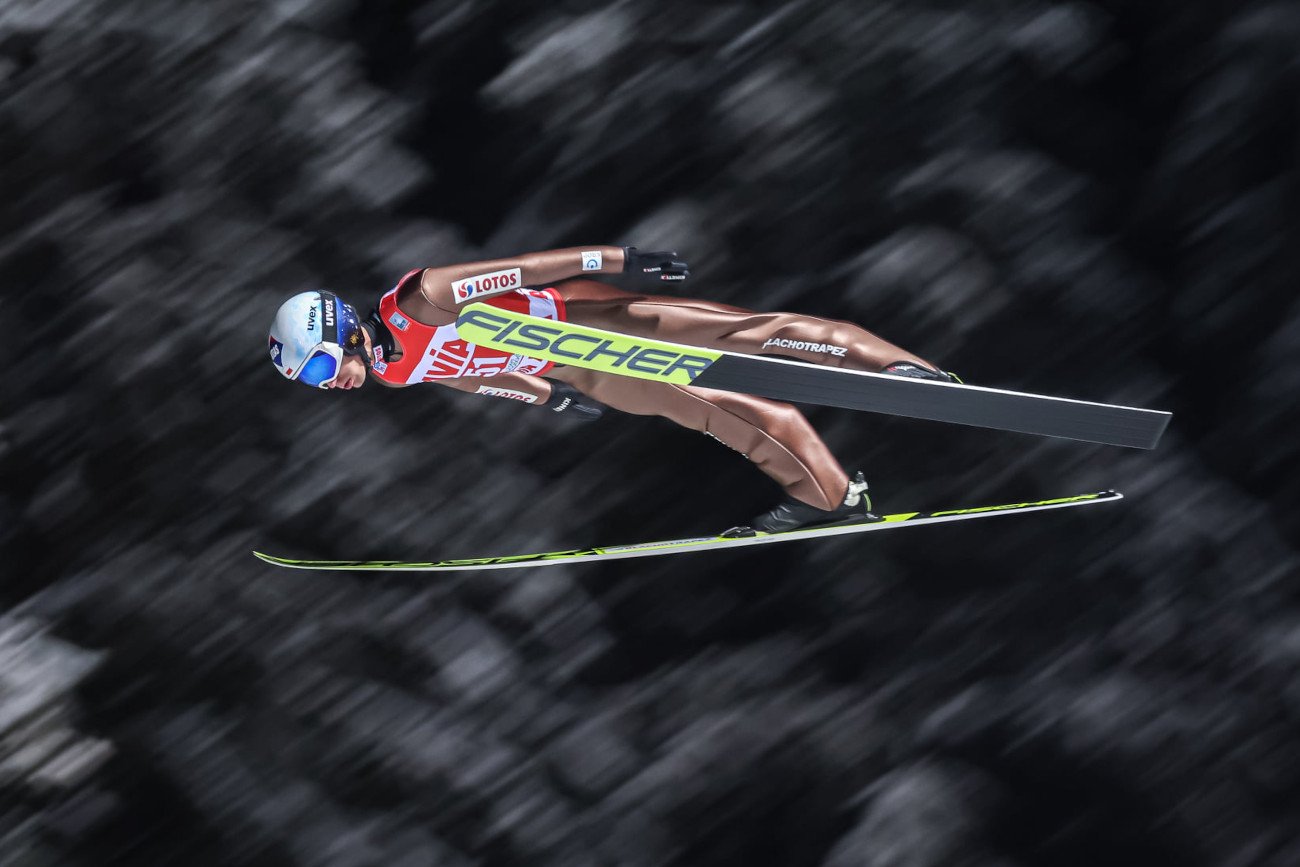 Kamil Stoch po pierwszej serii może być zadowolony. Polak oddał w Klingenthal dobry skok na odległość 132 metrów.