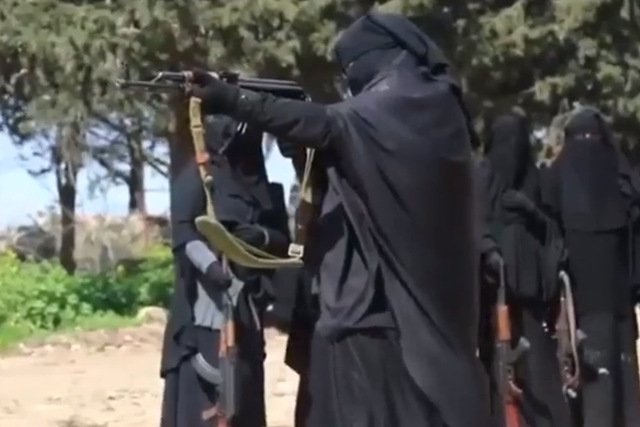 Kadr z nagrania, które pokazuje trening dżihadystek