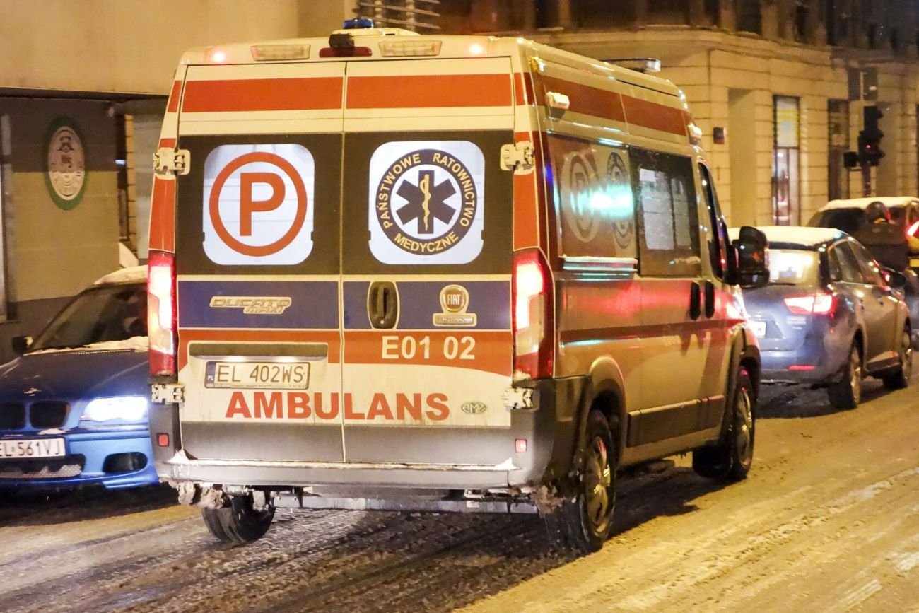 Skandal w Żółwinie. Ratownicy otrzymali wezwanie, nagle okazało się, że sami potrzebują pomocy. Atak na ratowników medycznych w Zółwinie. Zaatakowało ich 20 mężczyzn.