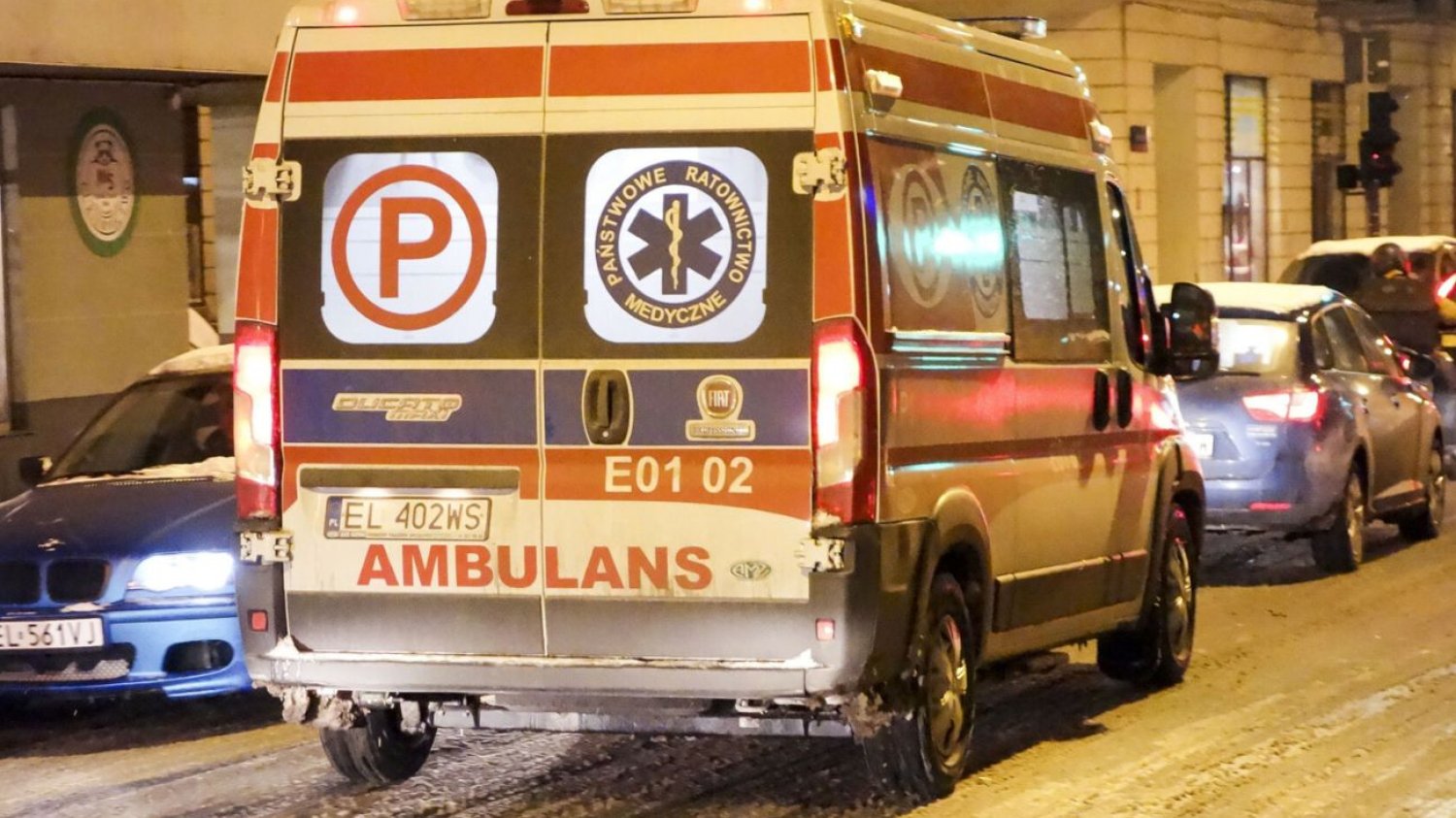 Skandal w Żółwinie. Ratownicy otrzymali wezwanie, nagle okazało się, że sami potrzebują pomocy. Atak na ratowników medycznych w Zółwinie. Zaatakowało ich 20 mężczyzn.