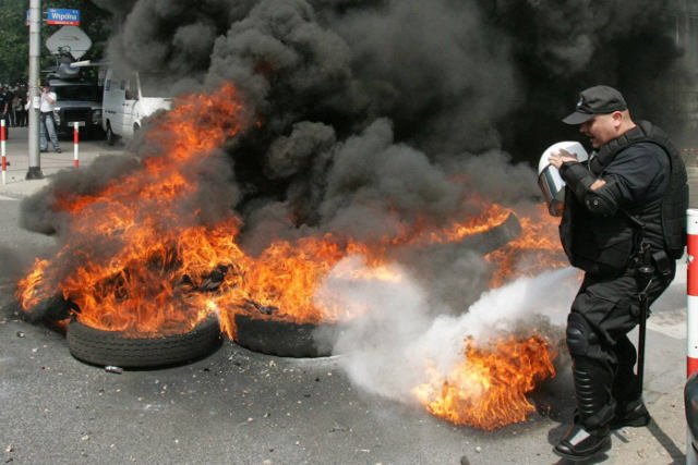 Przedsiębiorcy chcą palić opony przed Sejmem. Na zdjęciu: manifestacja stoczniowców z 2008 roku