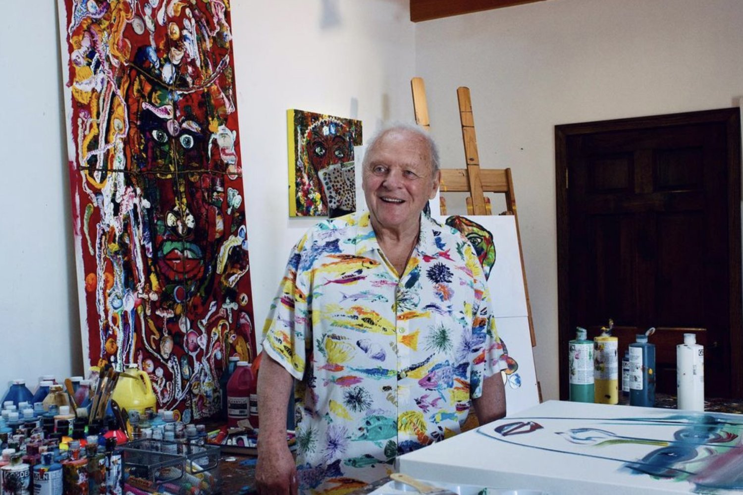 Anthony Hopkins to nie tylko aktor, ale też malarz i kompozytor. Artysta znany jest na Instagramie ze swoich koncertów z kotem.