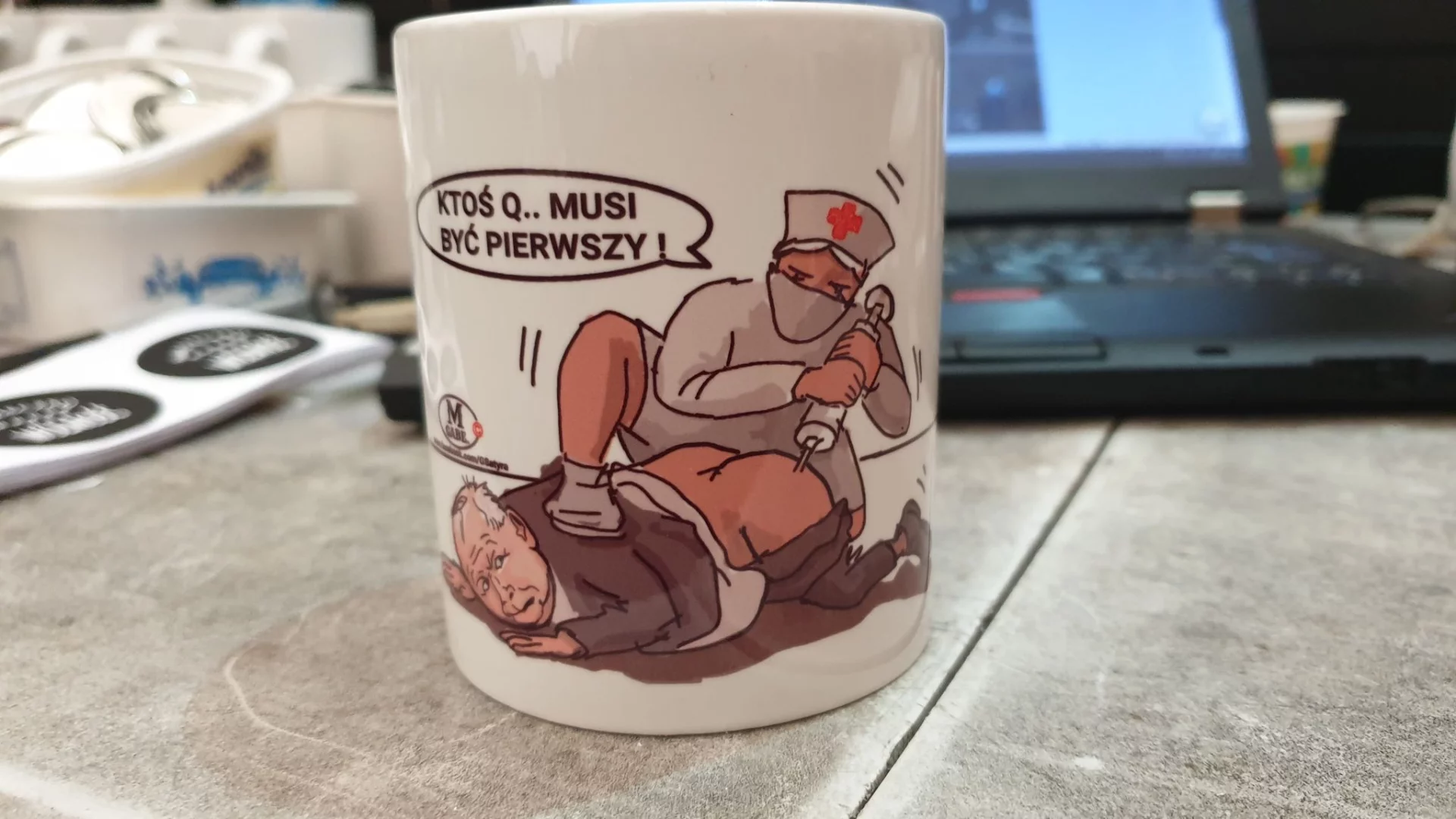 Autorem grafik na nowych "kubkach opozycyjnych" jest grafik posługujący się pseudonimem Gabe