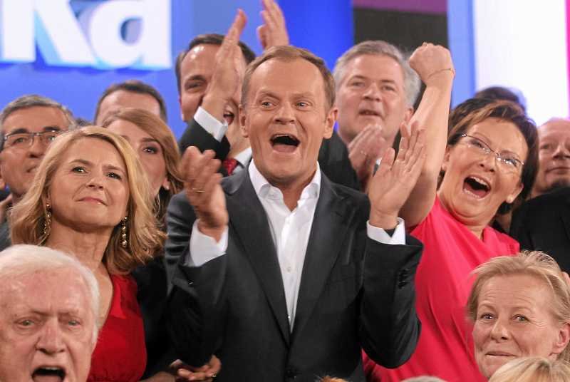 2011: Platforma Obywatelska jako pierwsza partia w historii po raz drugi z rzędu zwyciężyła wybory parlamentarne, a Donald Tusk jest pierwszym urzędującym drugą kadencję premierem.