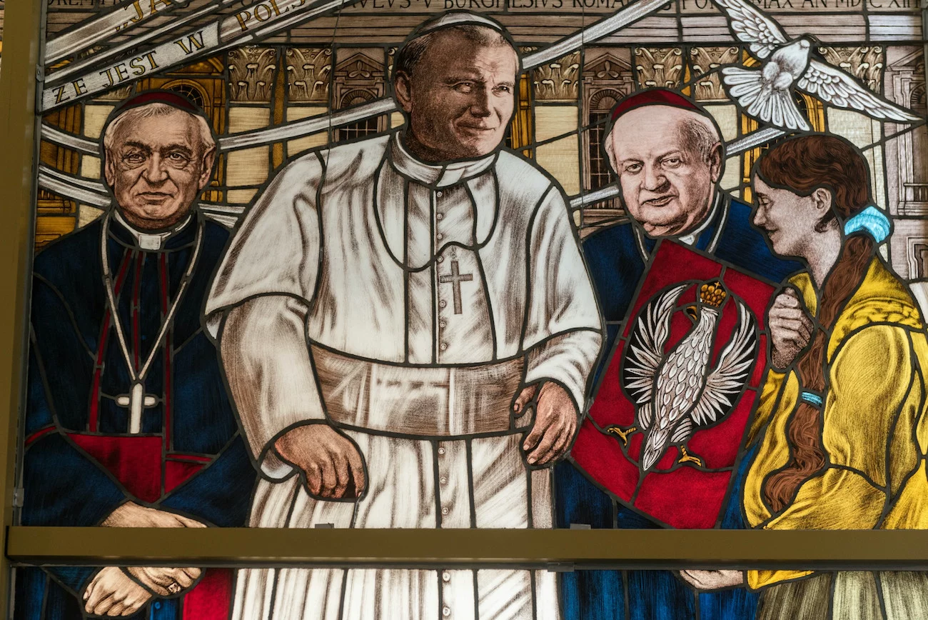 Witraż w kaplicy w Toruniu.