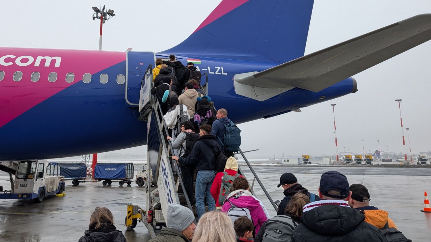 Wizz Air i LOT podjęły nagłą decyzję. Odwołują loty do kolejnego kraju