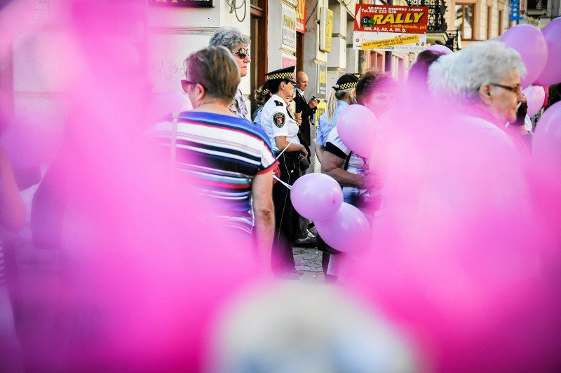 Avon postanowił naprawić to, co zepsuło jego wizerunek. Dobrze, że przy okazji skorzystają na tym chorzy pracownicy.