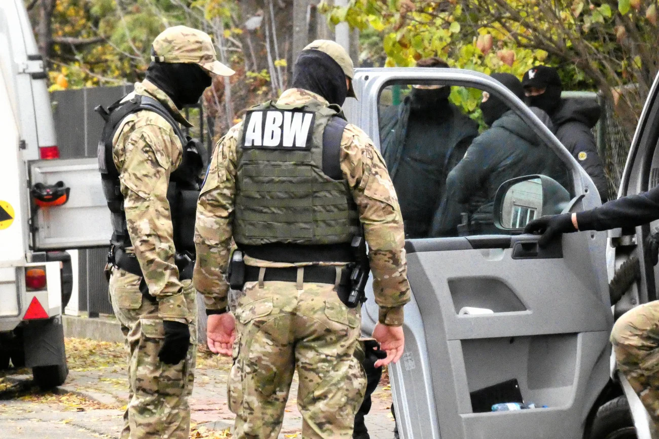 Funkcjonariusze ABW zatrzymali trzech 19-latków. Planowali atak terrorystyczny Akcja ABW w Olsztynie. Trzech 19-latków planowało atak terrorystyczny