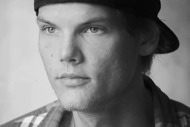 Szwedzki producent DJ Avicii miał zaledwie 28 lat. Nie są znane przyczyny jego śmierci.