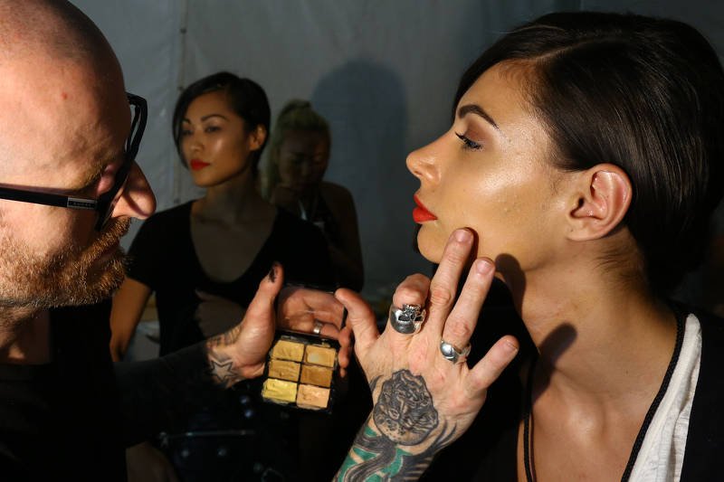 Podczas przygotowań do pokazów cera modelek musi być idealna i jednolita, żeby na zdjęciach wyglądały perfekcyjnie