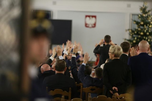 Na sali kolumnowej w piątek posłowie PiS przegłosowali ustawę budżetową. Tylko dwa głosy przeciw.
