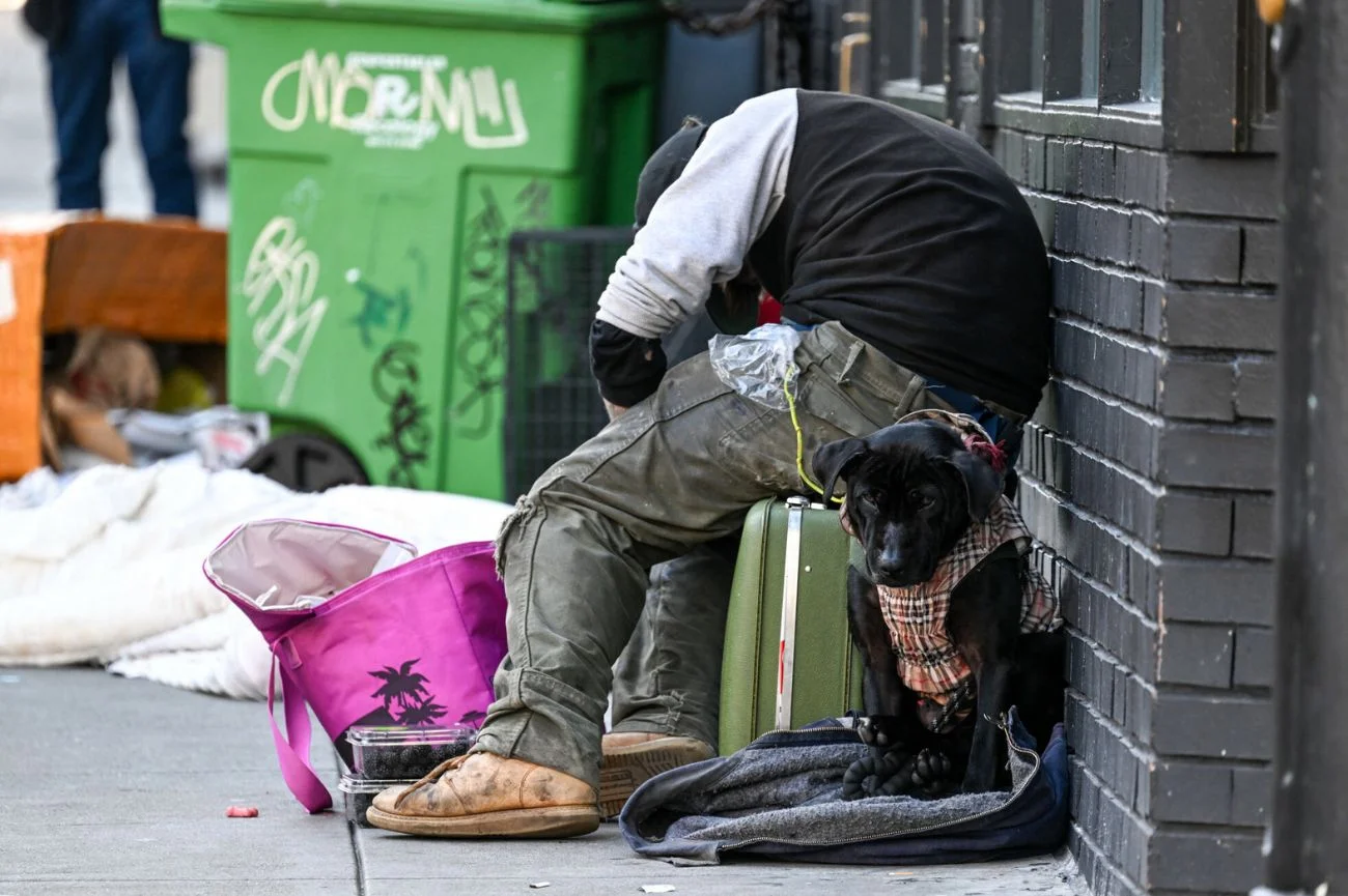 Bezdomny mężczyzna ze swoim psem na ulicy w San Francisco (Kalifornia, Stany Zjednoczone), miasta zmagającego się z epidemią fentanylową, 2014 rok. Bezdomny mężczyzna ze swoim psem na ulicy w San Francisco (Kalifornia, Stany Zjednoczone), miasta zmagającego się z epidemią fentanylową, 2014 rok.
