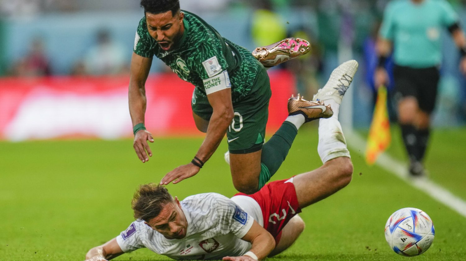 Matty Cash dwa razy mógł obejrzeć drugą żółtą kartkę w meczu z Arabią Saudyjską