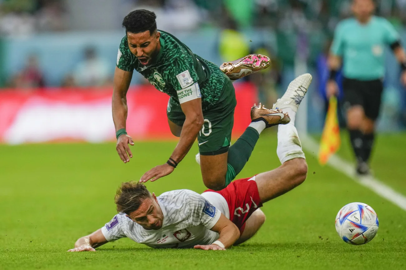 Matty Cash Matty Cash dwa razy mógł obejrzeć drugą żółtą kartkę w meczu z Arabią Saudyjską