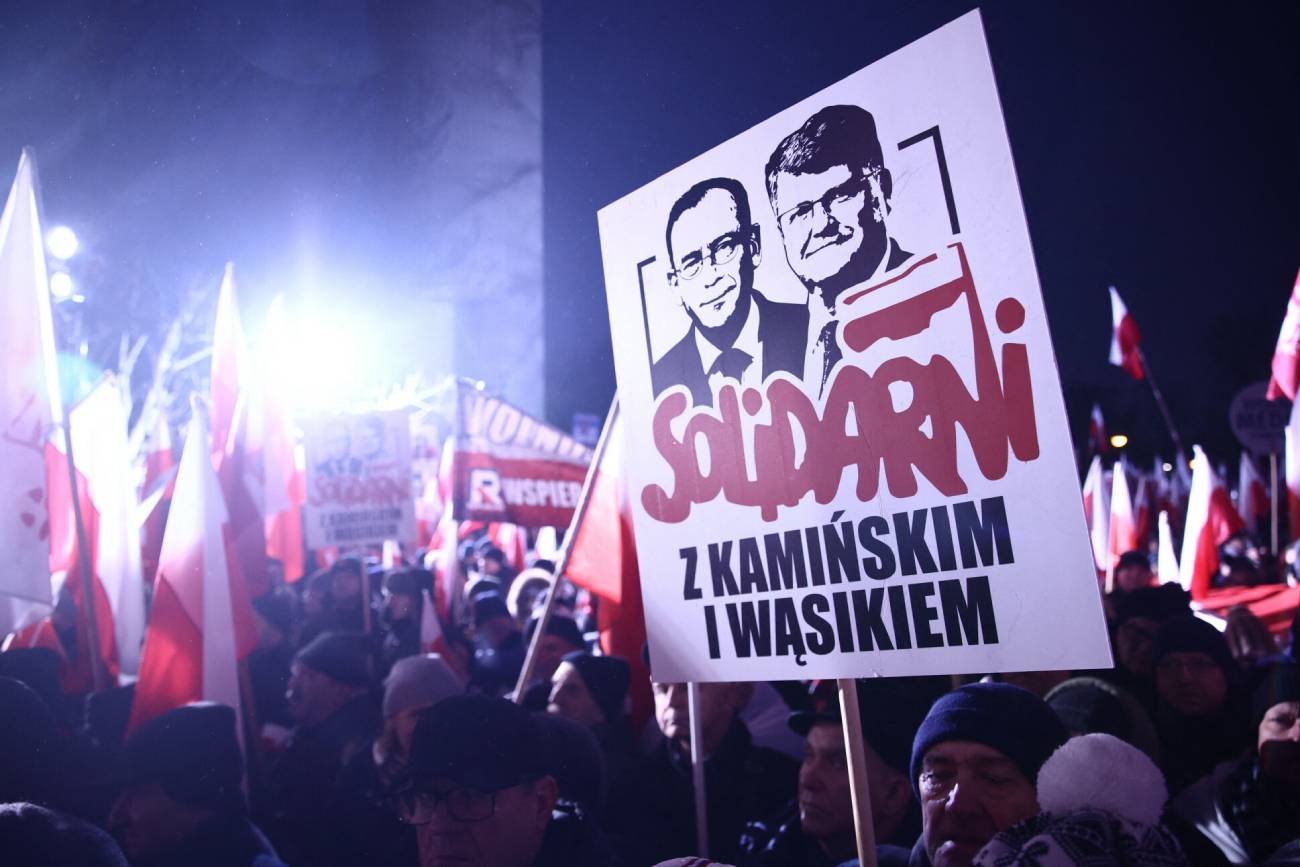 Obrona Mariusza Kamińskiego i Macieja Wąsika przeniosła się nawet do kościołów.