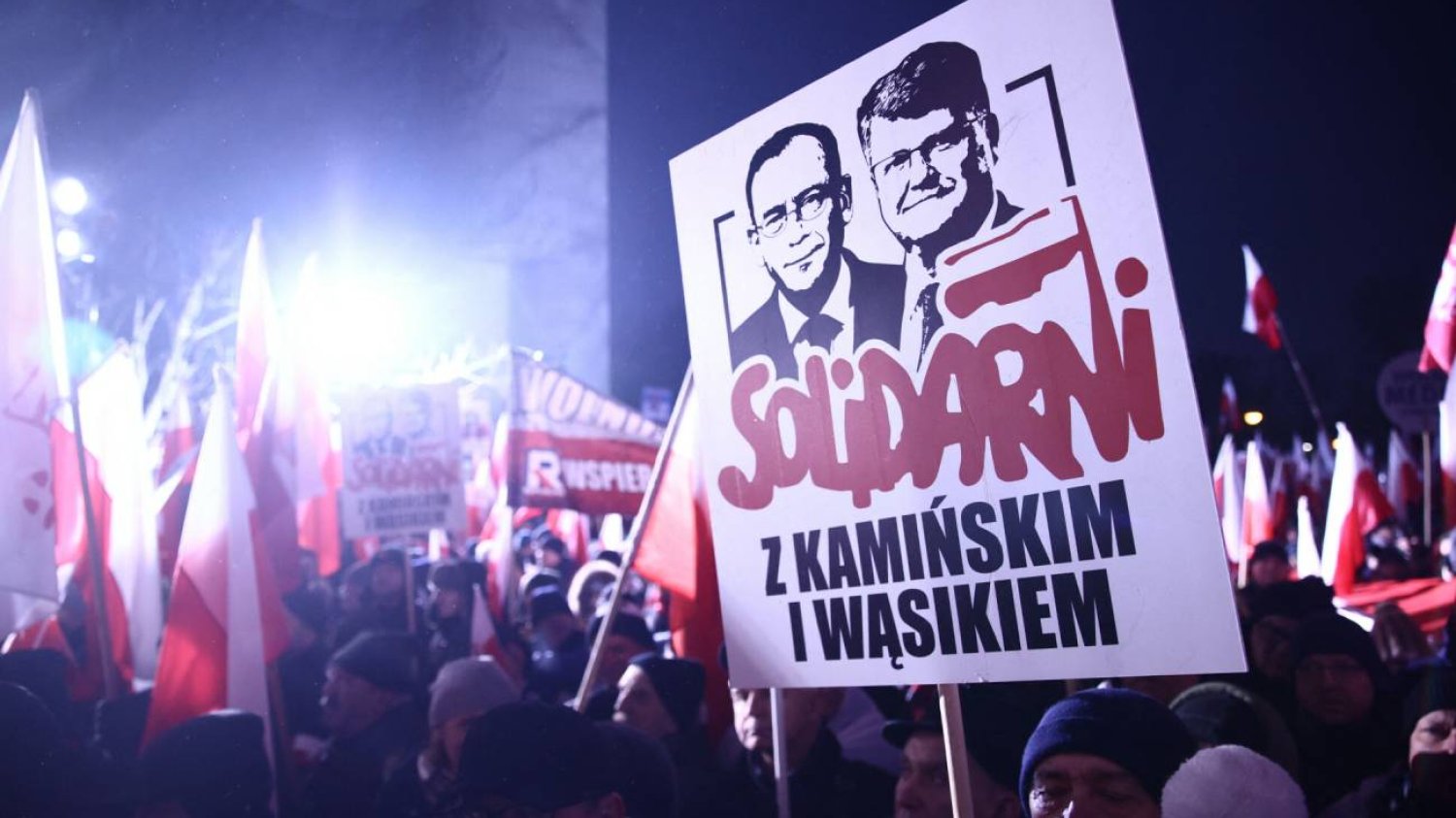 Obrona Mariusza Kamińskiego i Macieja Wąsika przeniosła się nawet do kościołów.