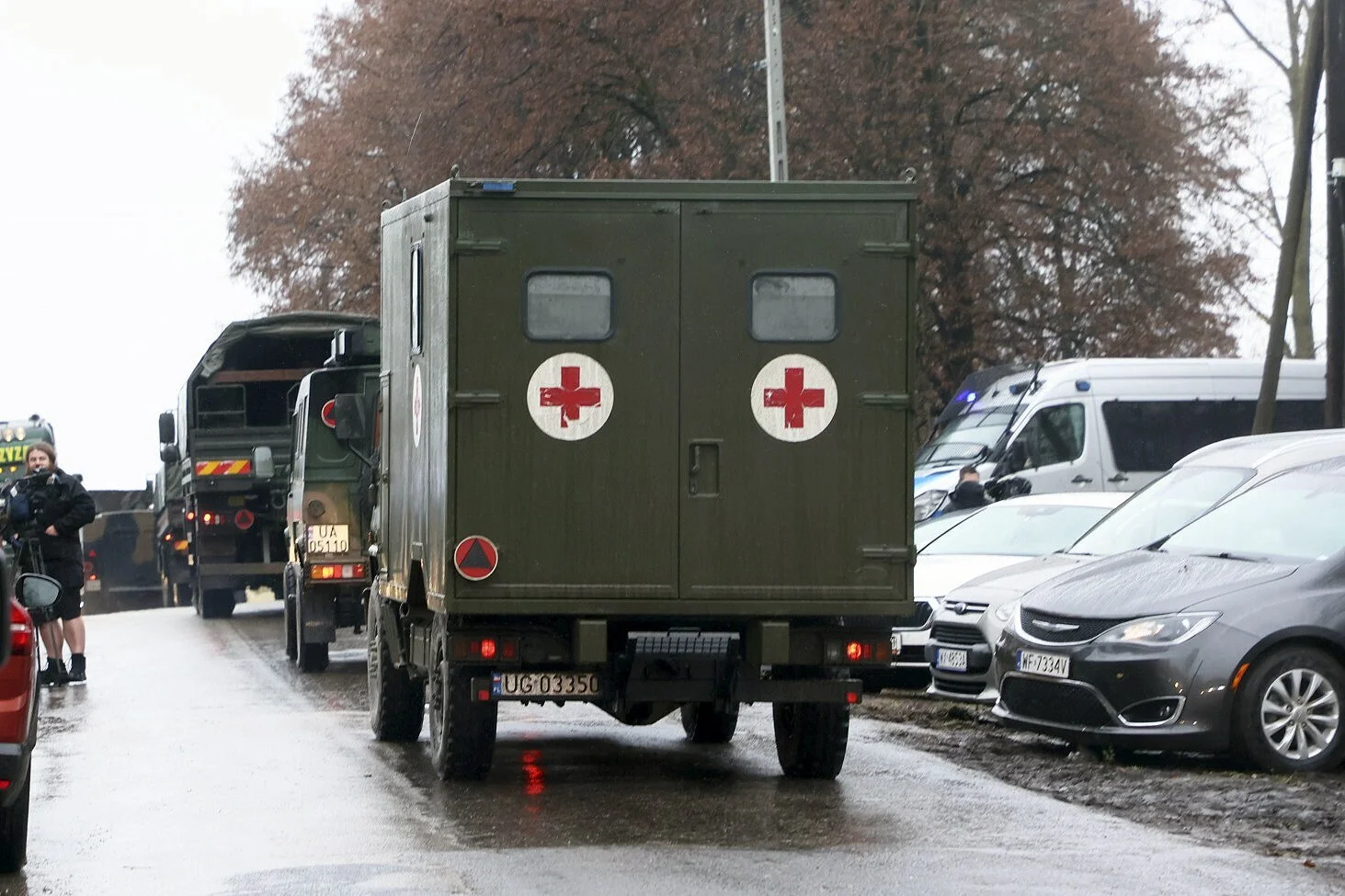 Wojskowi medycy dają odpór obrzydliwym plotkom o okolicznościach opieki nad rannym żołnierzem. Wojskowi medycy dają odpór obrzydliwym plotkom o okolicznościach opieki nad rannym żołnierzem.