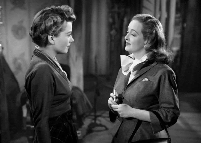 Znakomity film z 1950 roku „Wszystko o Ewie” z Bette Davies, opowiada o zakulisowej rywalizacji dwóch aktorek.