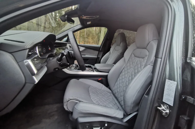 Audi Q7 korzysta z technologii Car-to-X, która zapewnia komunikację między pojazdem a infrastrukturą miasta