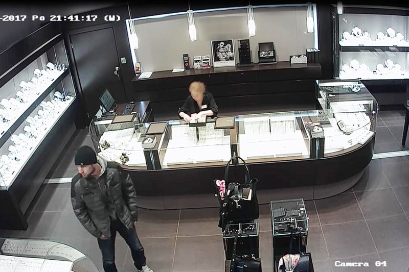 Sceny jak z filmu rozegrały się w jednej z galerii handlowych w Warszawie. Złodziej wszedł i wyszedł ze sklepu jubilerskiego przez szyb wentylacyjny.