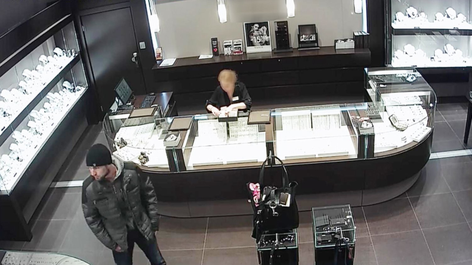 Sceny jak z filmu rozegrały się w jednej z galerii handlowych w Warszawie. Złodziej wszedł i wyszedł ze sklepu jubilerskiego przez szyb wentylacyjny.
