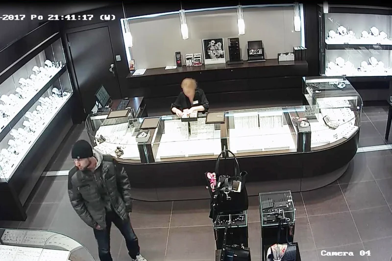 Sceny jak z filmu rozegrały się w jednej z galerii handlowych w Warszawie. Złodziej wszedł i wyszedł ze sklepu jubilerskiego przez szyb wentylacyjny.