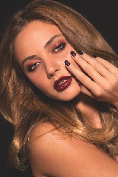 Kolekcję lakierów inspirowaną przydymionym okiem Smoky Orly reklamuje modelka, która nosi najpiękniejsze tendencje sezonu