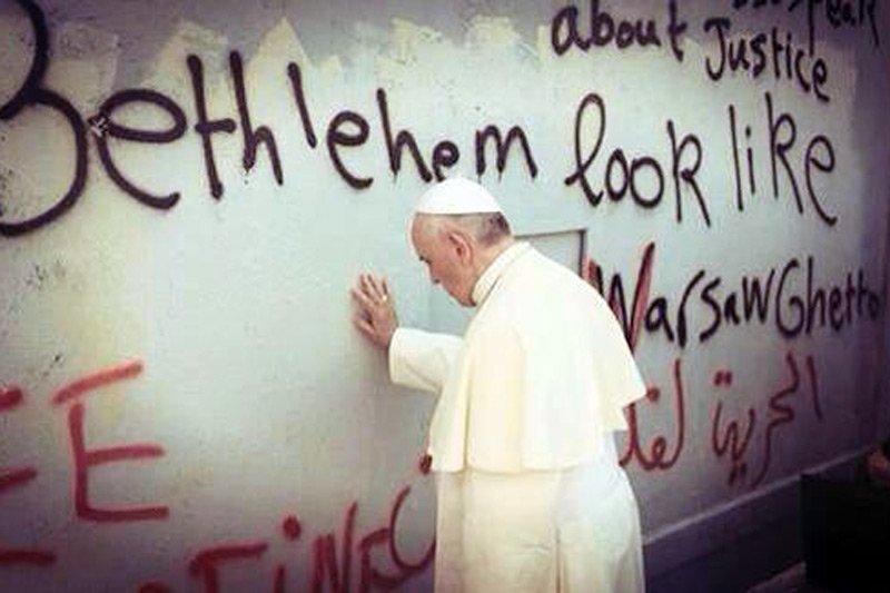 Papież Franciszek w Betlejem modlił się pod murem oddzielającym Izrael i Palestynę.