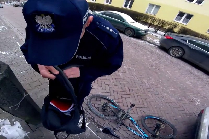 Policjanci w pierwszej kolejności dokonali szczegółowej rewizji zatrzymanego rowerzysty. Zatrzymanego za to, że jechał na rowerze w mrozie.