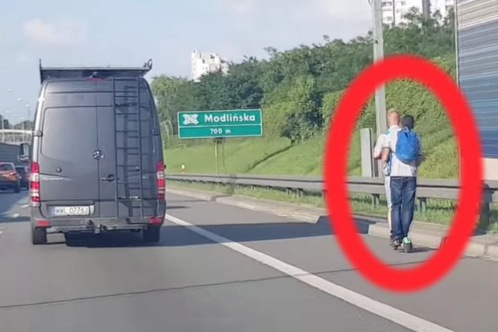 Dwóch mężczyzn postanowiło przejechać się hulajnogą elektryczną na drodze ekspresowej.