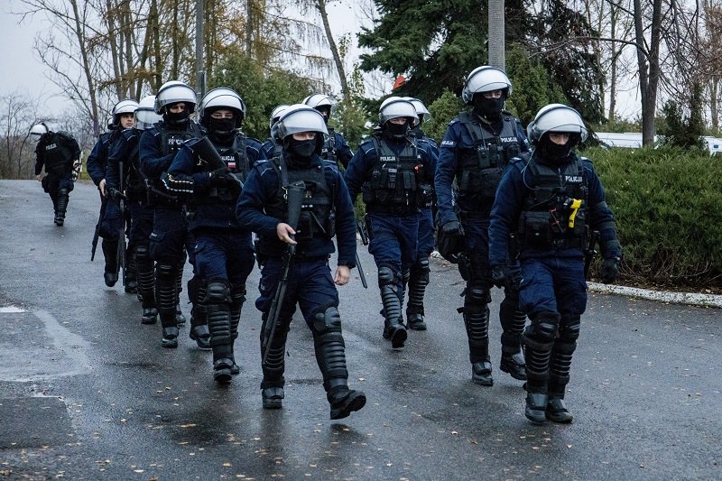 W Koninie po śmierci 21-latka doszło do zamieszek i ataków na policję.
