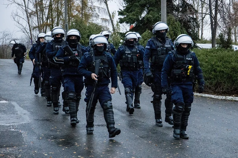 W Koninie po śmierci 21-latka doszło do zamieszek i ataków na policję.