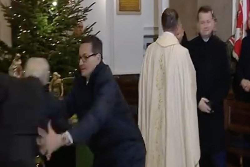 Refleks premiera Morawieckiego - złapał kombatanta, który się potknął podczas mszy w rocznicę wybuchu Powstania Styczniowego.