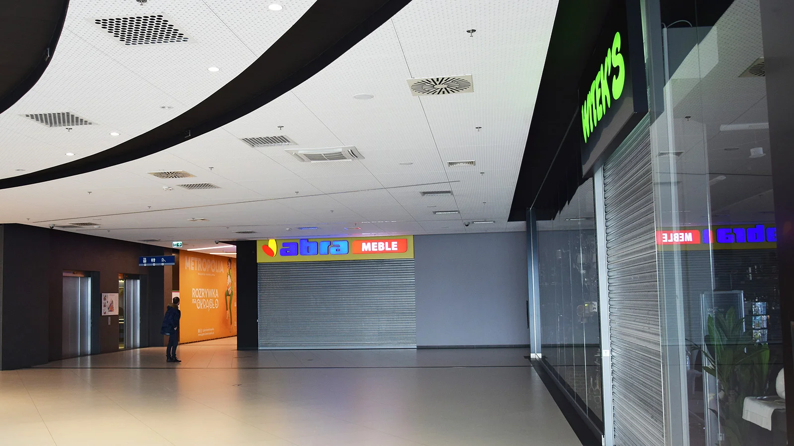 Nie wszystkie lokalizowane w Galerii Metropolia punkty zaryzykował działanie w ramach "dworca handlowego".