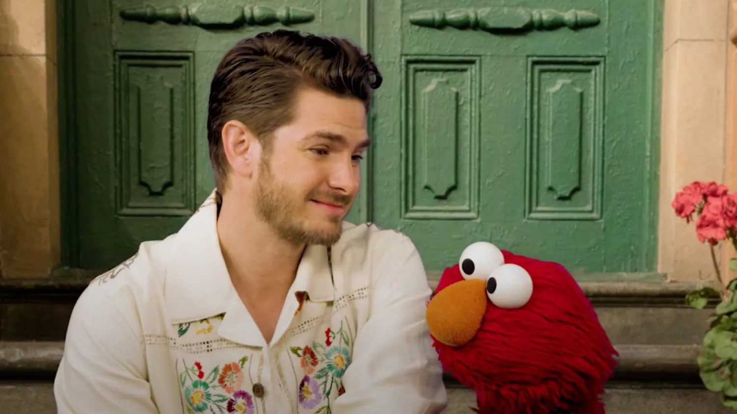 Andrew Garfield i Elmo, Andrew Garfield mama Andrew Garfield i Elmo, Andrew Garfield mama