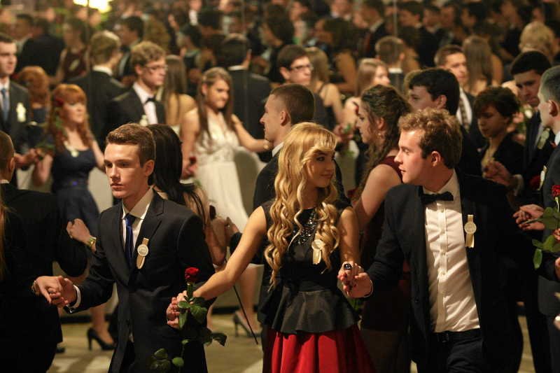 Studniówki, przyjęcia czy bale pokazują, że mamy problemy z elegancją i wyczuciem stylu.