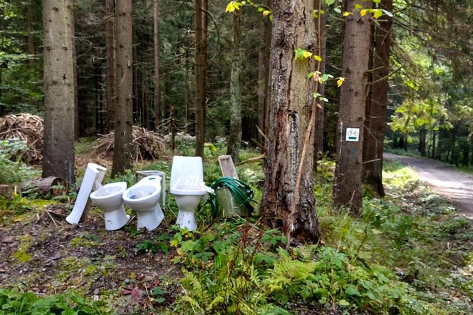 Trwa szukanie osoby, która zaśmieciła Park Narodowy Gór Stołowych.