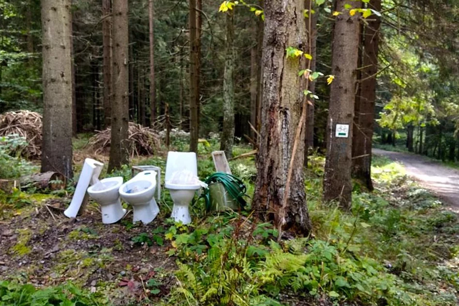 Trwa szukanie osoby, która zaśmieciła Park Narodowy Gór Stołowych.