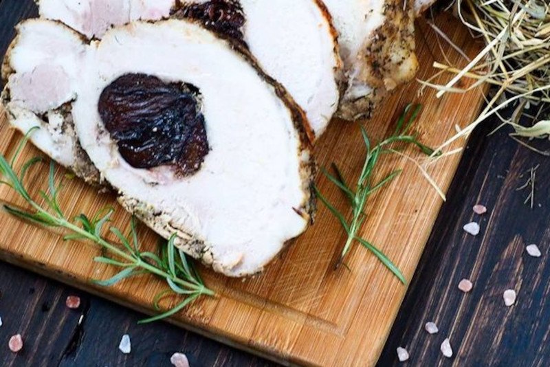 Schab ze śliwką i szpinakiem w cieście francuskim zaskoczy twoich gości.