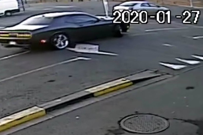 Pracownik myjni samochodowej we Wrocławiu rozbił luksusowego dodge'a klienta.