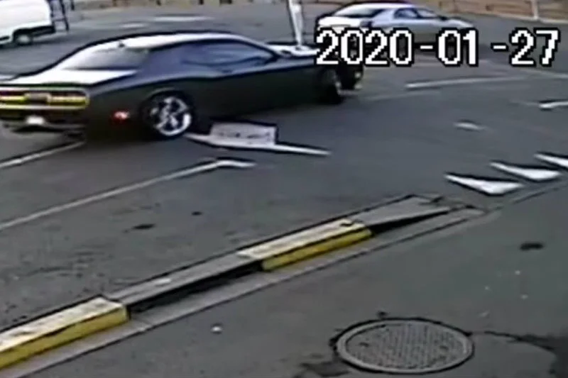 Pracownik myjni samochodowej we Wrocławiu rozbił luksusowego dodge'a klienta.