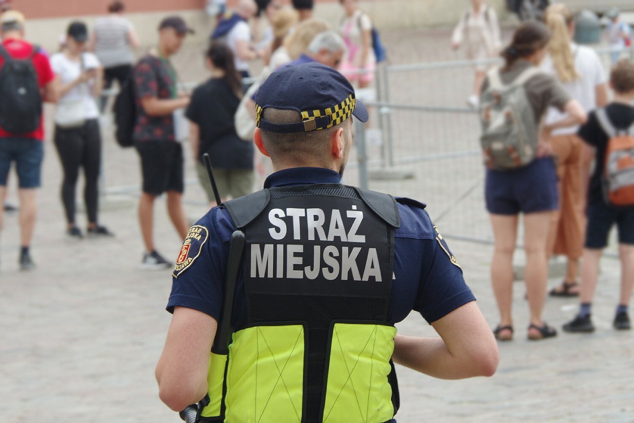 Straż miejska przejęła opiekę nad 8-letnią dziewczynką, którą porzucił ojczym. (Zdjęcie poglądowe)