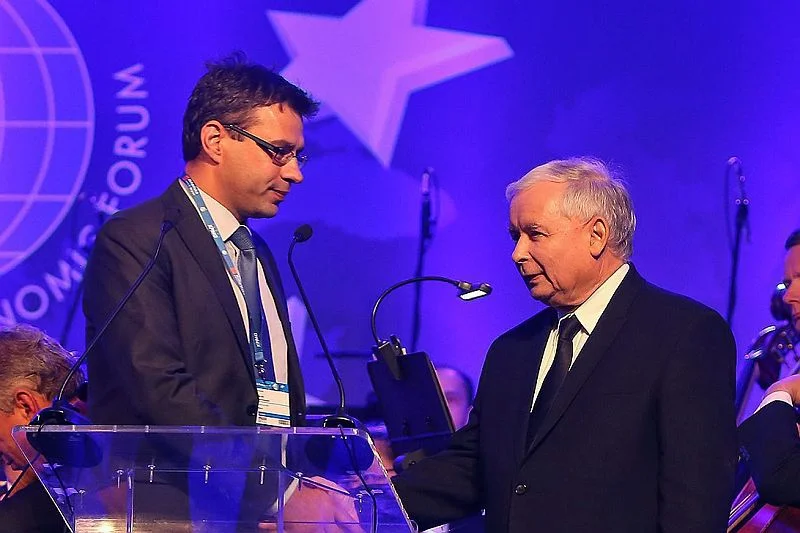 Portal braci Karnowskich opublikował kolejny fantastyczny dla PiS sondaż.
