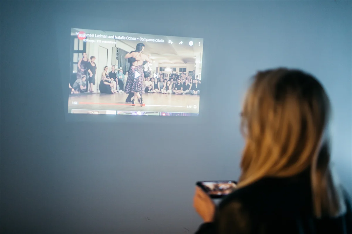 Z projektora korzystam w różnych sytuacjach. Zarówno tych służbowych, na przykład na kolegiach lub gdy chcę obejrzeć pokazy najlepszych par na świece tańczących tango.