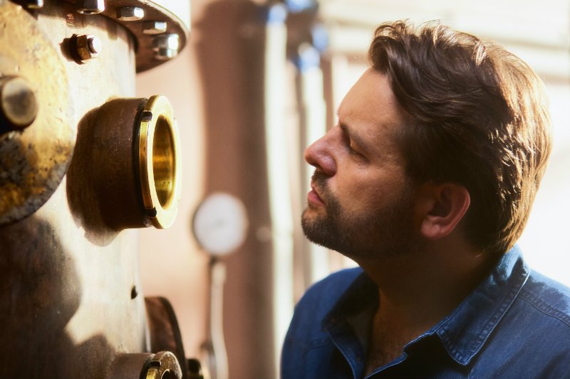 Łukasz Karmowski w swojej gorzelni w Radziczu produkuje destylat na wódkę rzemieślniczą