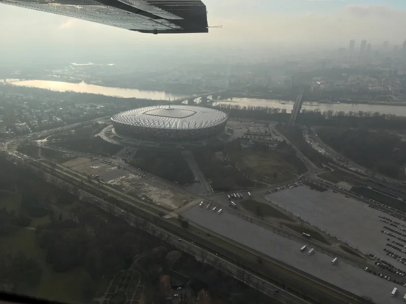 Lot nad Warszawą w słuchawkach Sony WH-1000XM3.