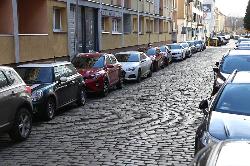 Od stycznia 2018 r. do grudnia 2020 r. przeciętny koszt OC systematycznie spadał. Pod koniec lutego 2021 r. przeciętne ubezpieczenie OC kosztowało praktycznie tyle samo, co pod koniec 2020 r. Skąd ten trend i czy się on utrzyma?