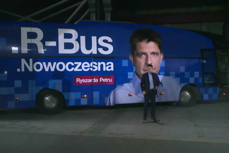 Ryszard Petru zainaugurował trasę .R-Busa w iście hollywoodzkim stylu.