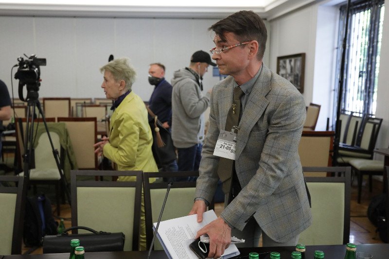 Przedstawiciel związków zawodowych dziennikarzy Trojki Ernest Zozuń podczas posiedzenia Senackiej Komisji Kultury i Środków Przekazu w sprawie sytuacji w Radiowej Trojce.